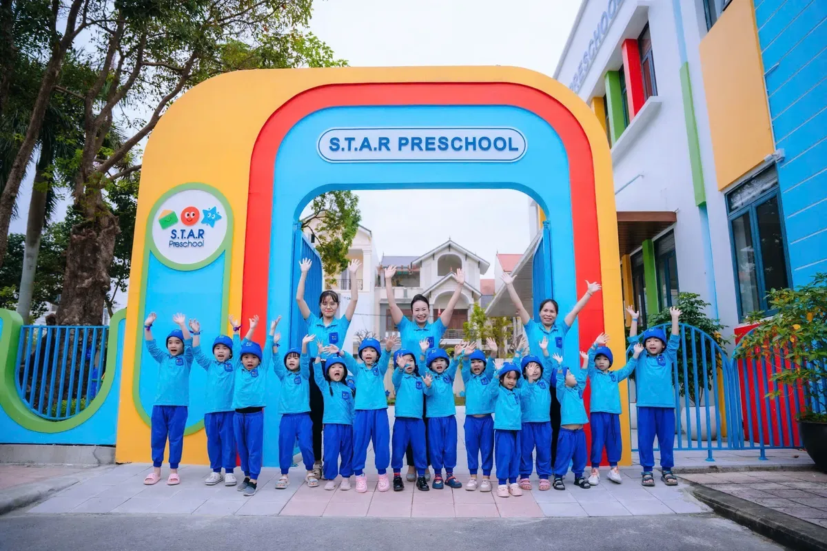 Các bé S.T.A.R Preschool chụp ảnh trước cổng trường