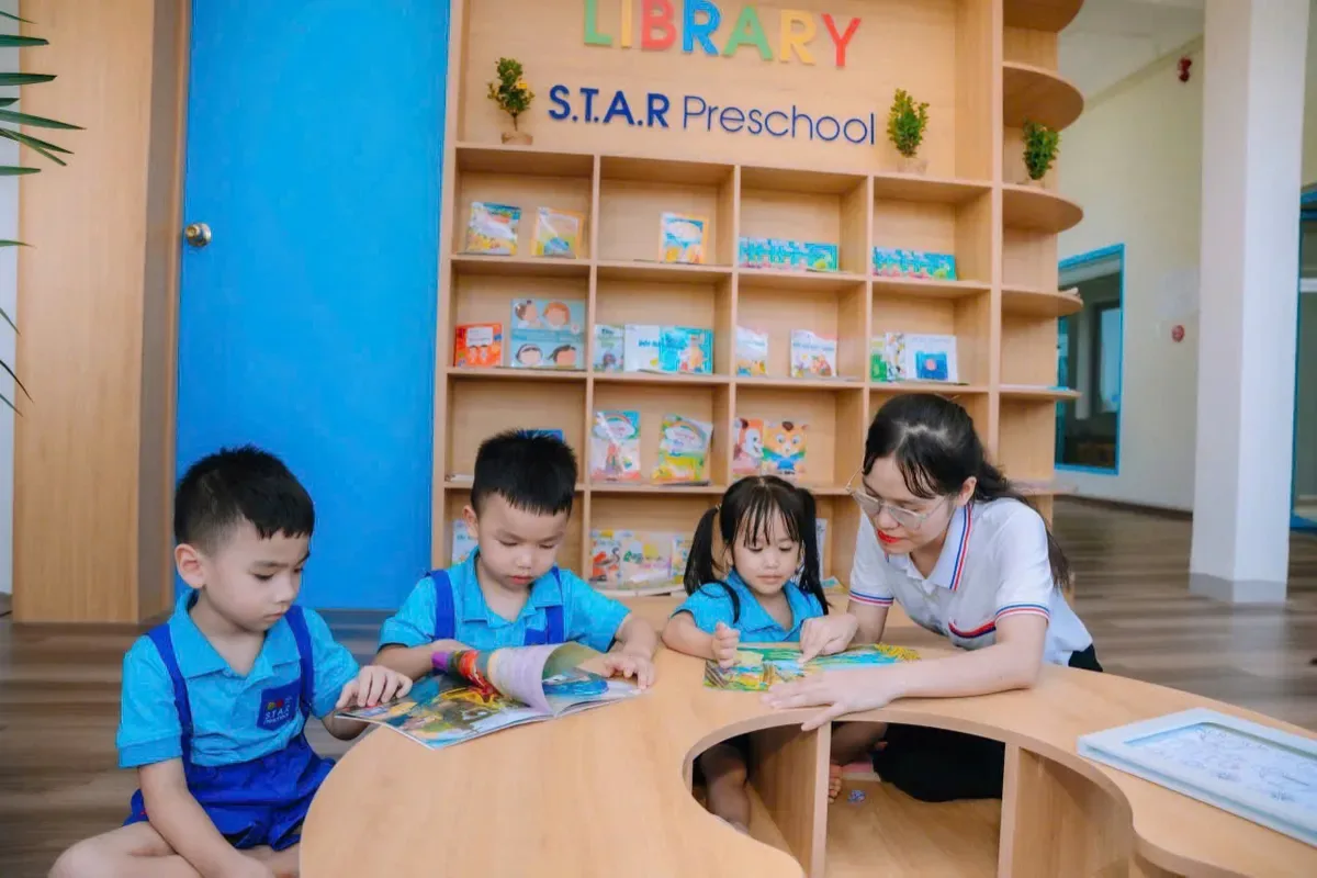 Cô giáo đọc sách cùng trẻ tại thư viện