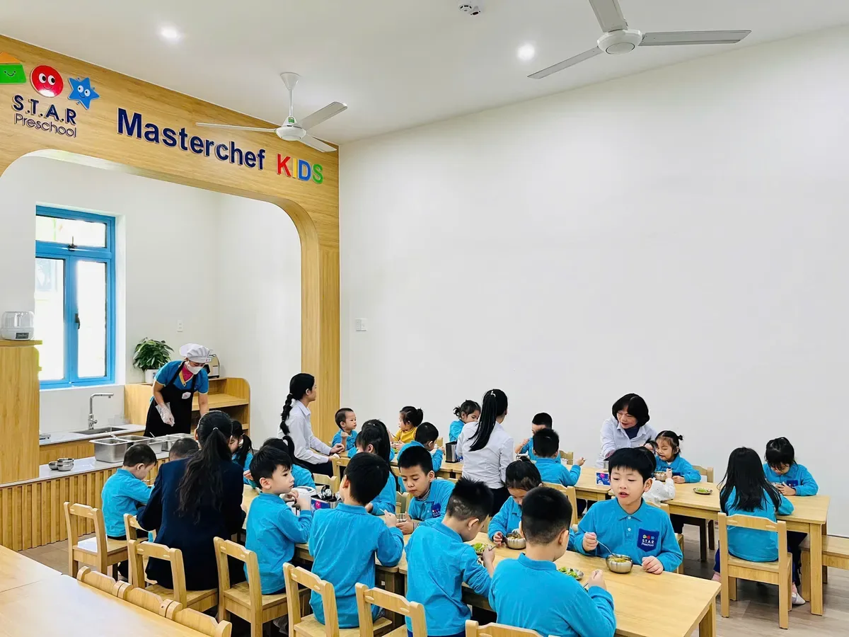 Cô và các bé trong một hoạt động học tại lớp