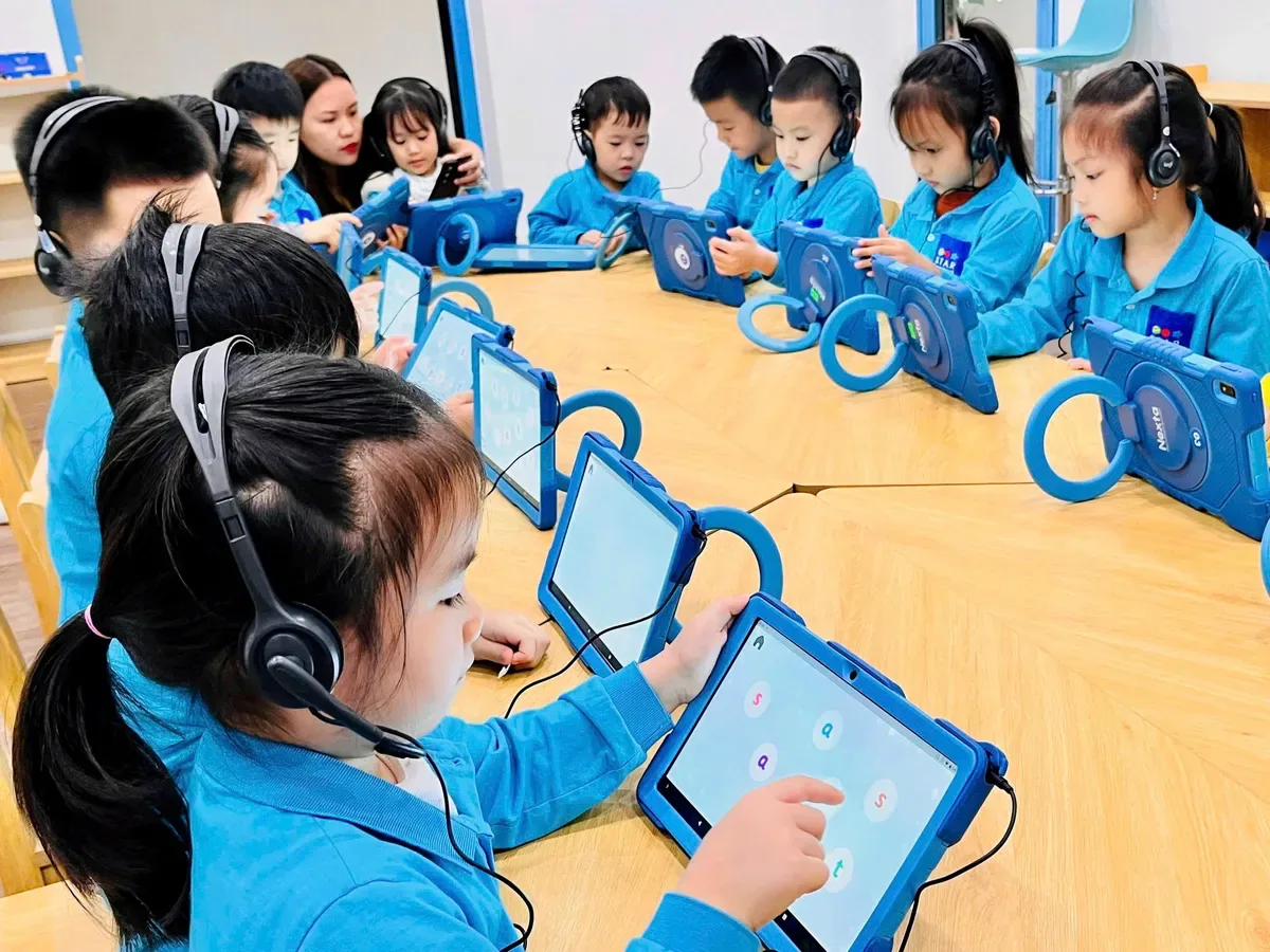 Trẻ làm quen thiết bị học tập cùng bạn bè