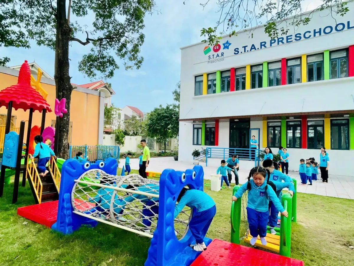 Trẻ vui chơi ngoài trời trong khuôn viên S.T.A.R Preschool