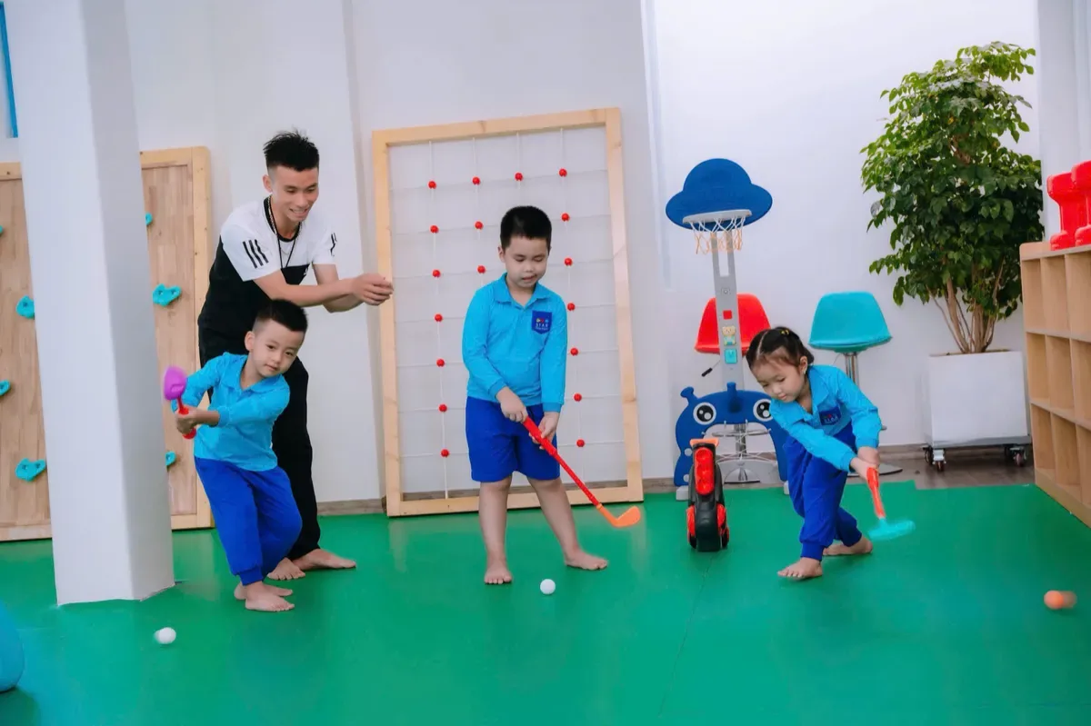 Các bé tham gia hoạt động thể chất